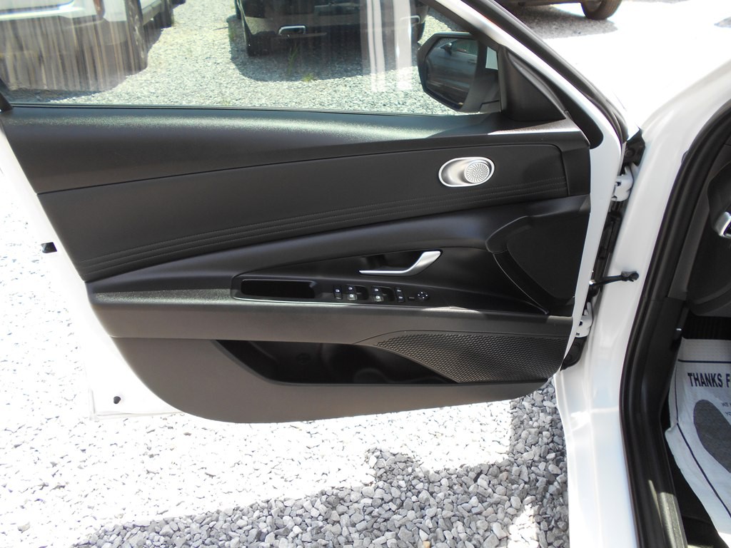 2025 Hyundai Elantra Image 16