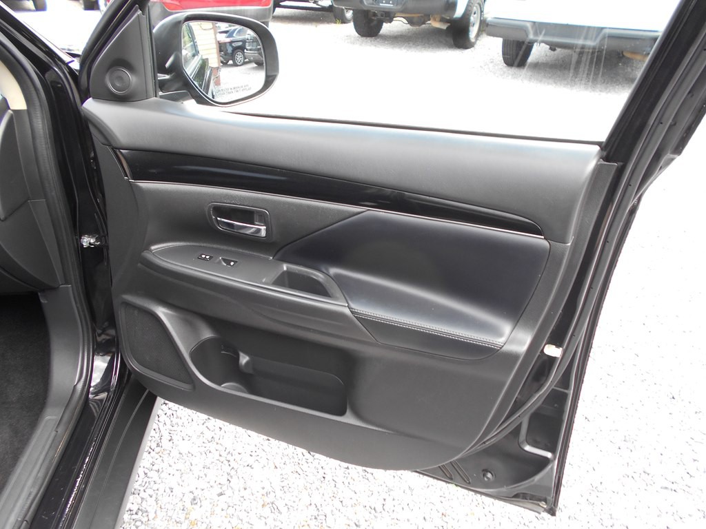 2019 Mitsubishi Outlander Image 24