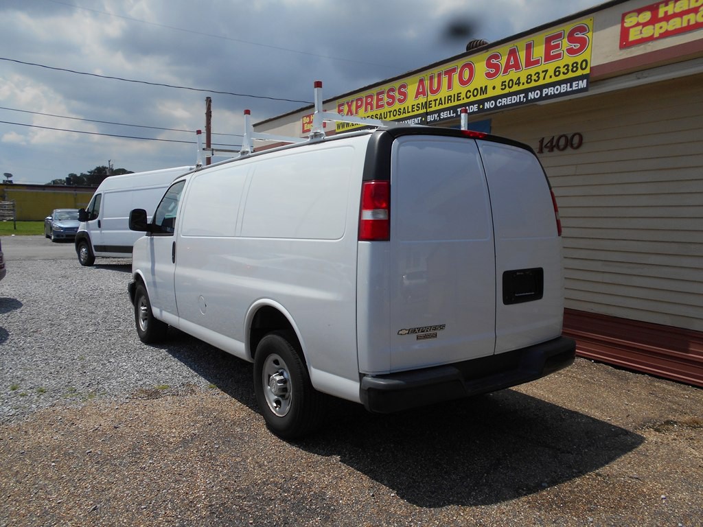 2017 Chevrolet Express Image 3
