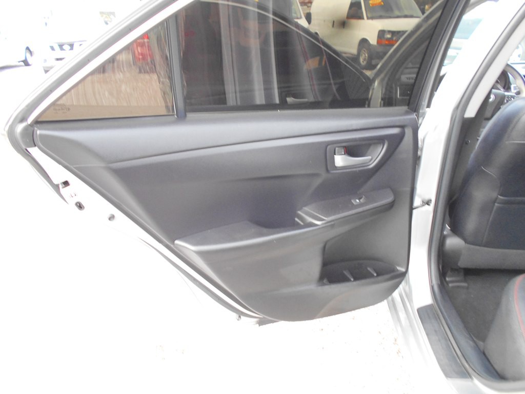 2017 Toyota Camry Image 18
