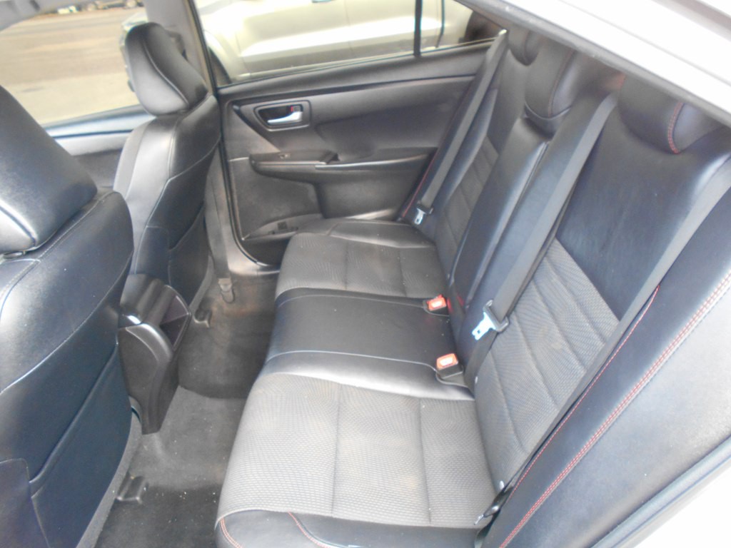 2017 Toyota Camry Image 19