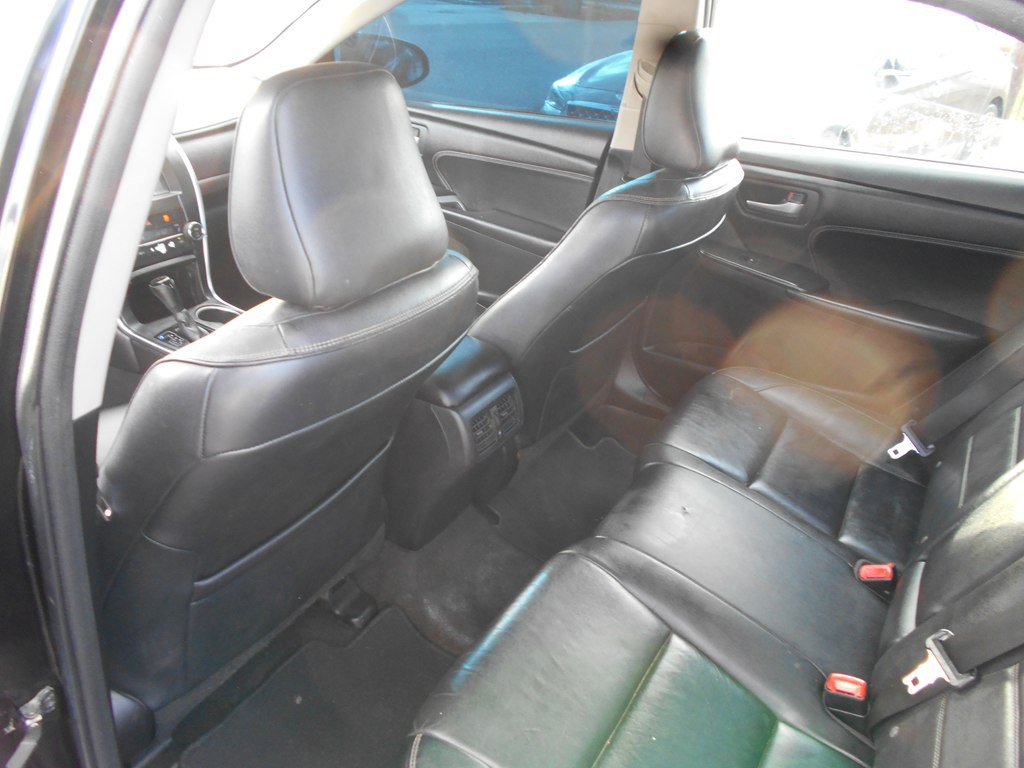 2016 Toyota Camry Image 18