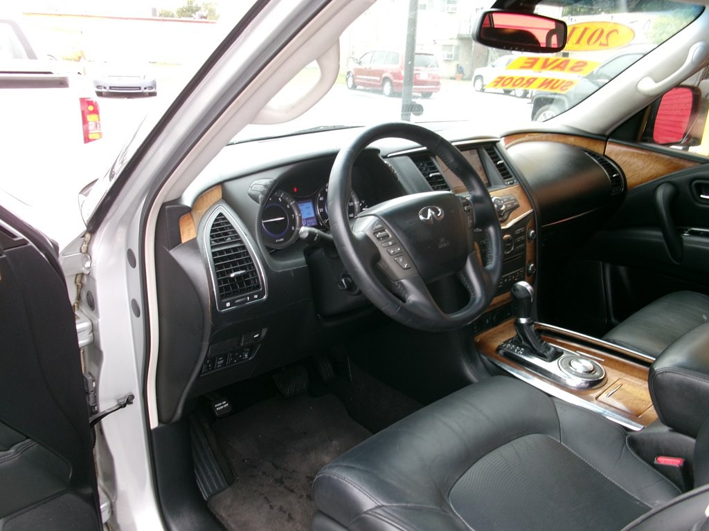 2011 INFINITI QX56 Image 16