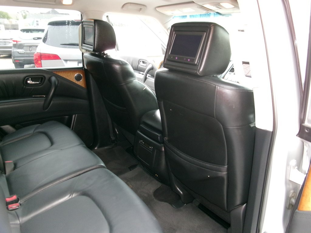 2011 INFINITI QX56 Image 25