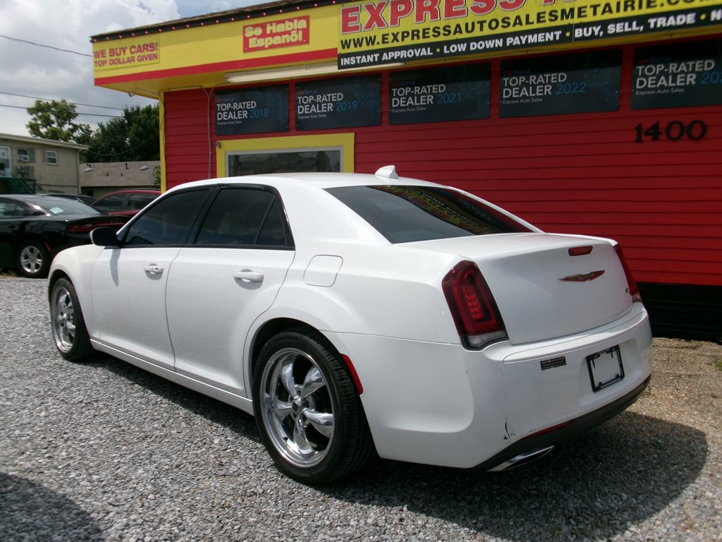 2016 Chrysler 300 Image 4