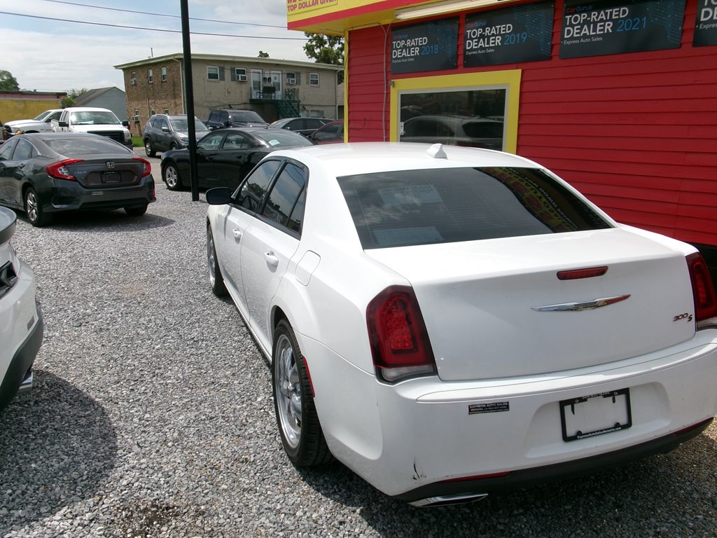 2016 Chrysler 300 Image 5