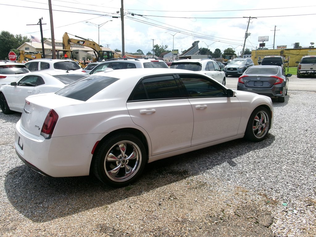2016 Chrysler 300 Image 8