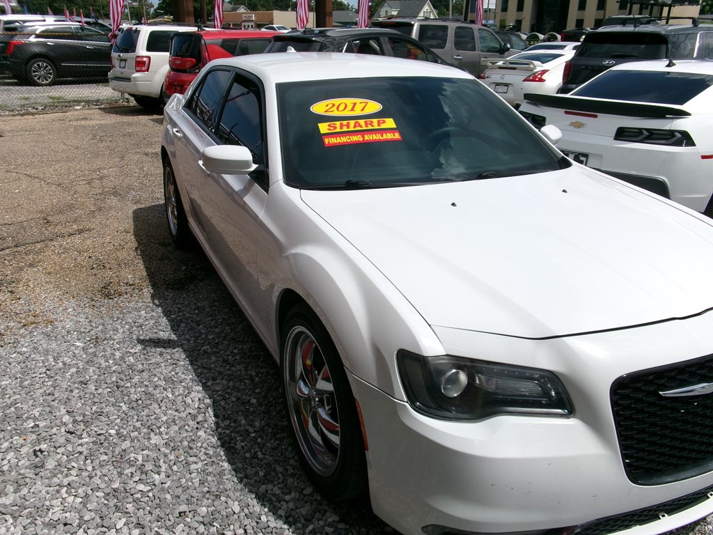 2016 Chrysler 300 Image 9