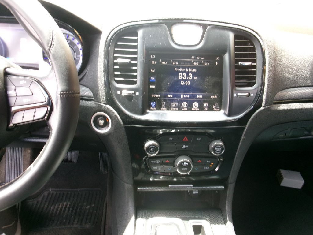 2016 Chrysler 300 Image 13