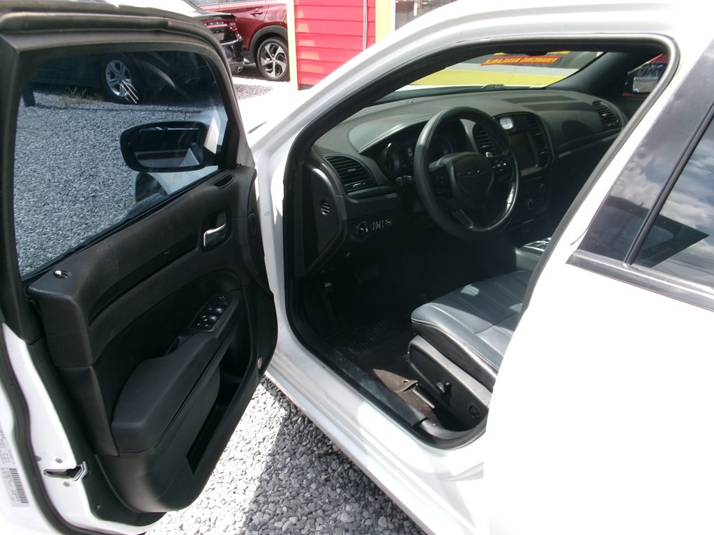 2016 Chrysler 300 Image 15