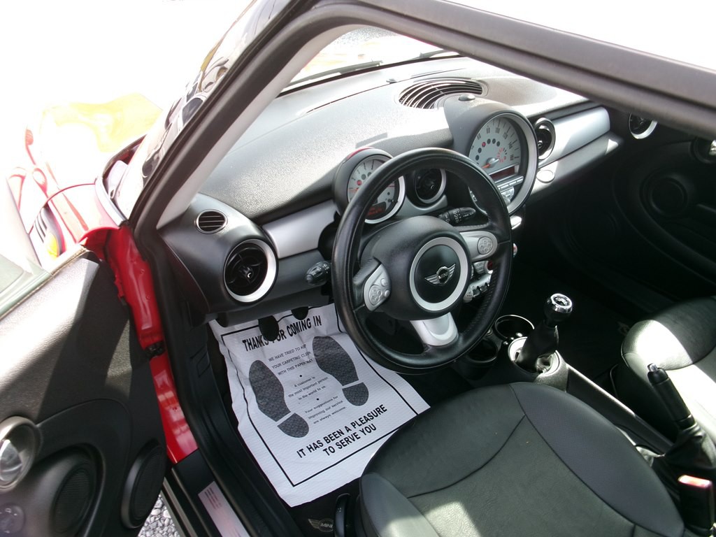 2010 MINI Cooper Image 18