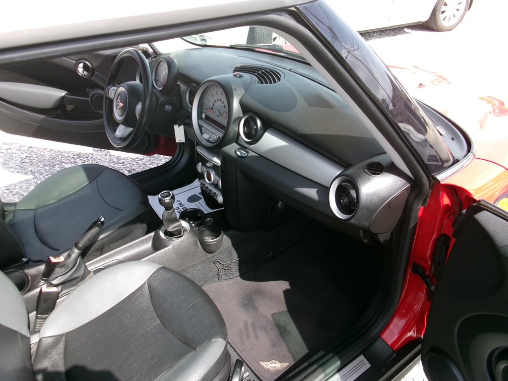 2010 MINI Cooper Image 22
