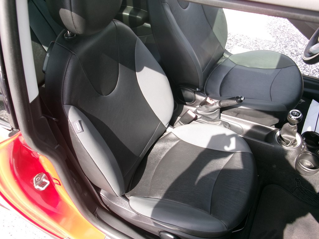 2010 MINI Cooper Image 23