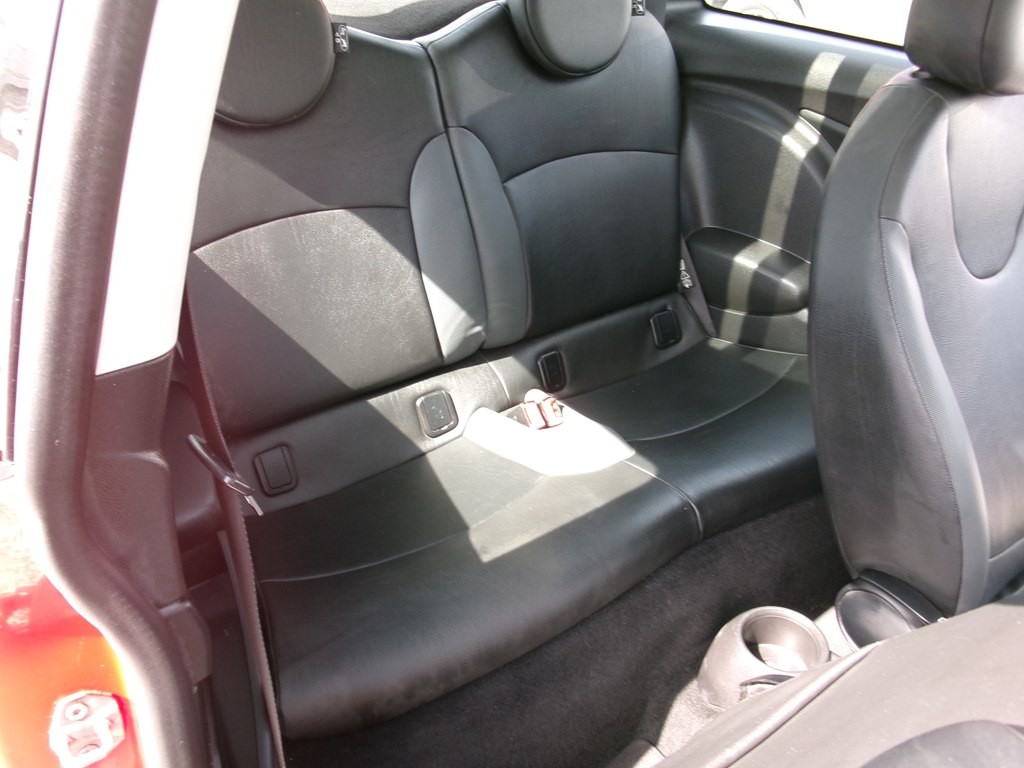 2010 MINI Cooper Image 24