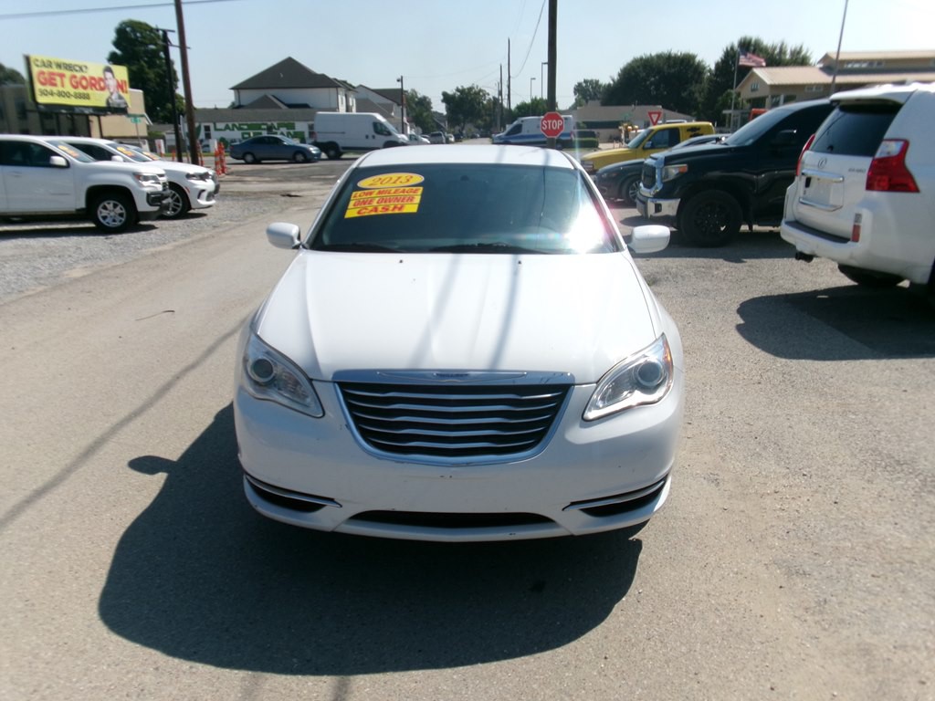 2013 Chrysler 200 Image 2