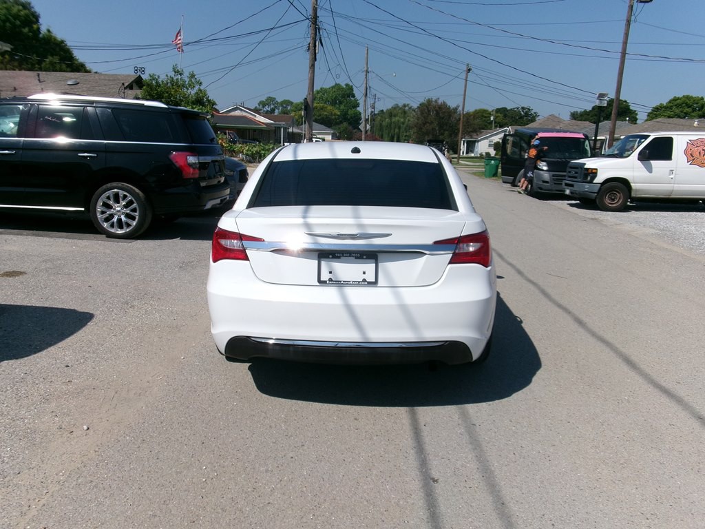 2013 Chrysler 200 Image 6