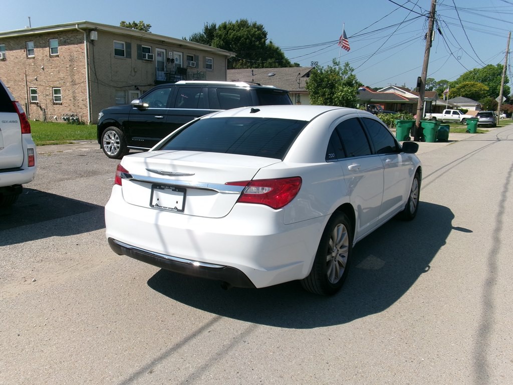2013 Chrysler 200 Image 7