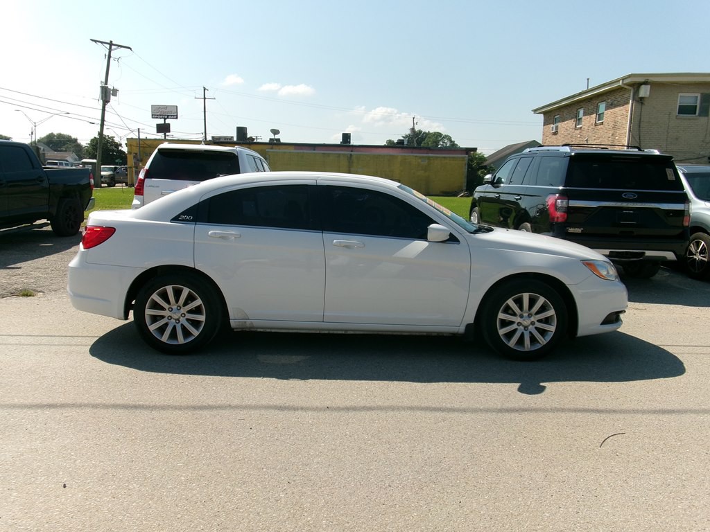 2013 Chrysler 200 Image 8