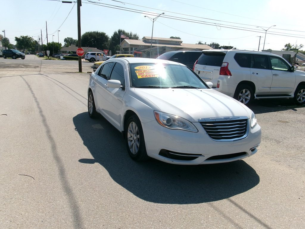 2013 Chrysler 200 Image 9