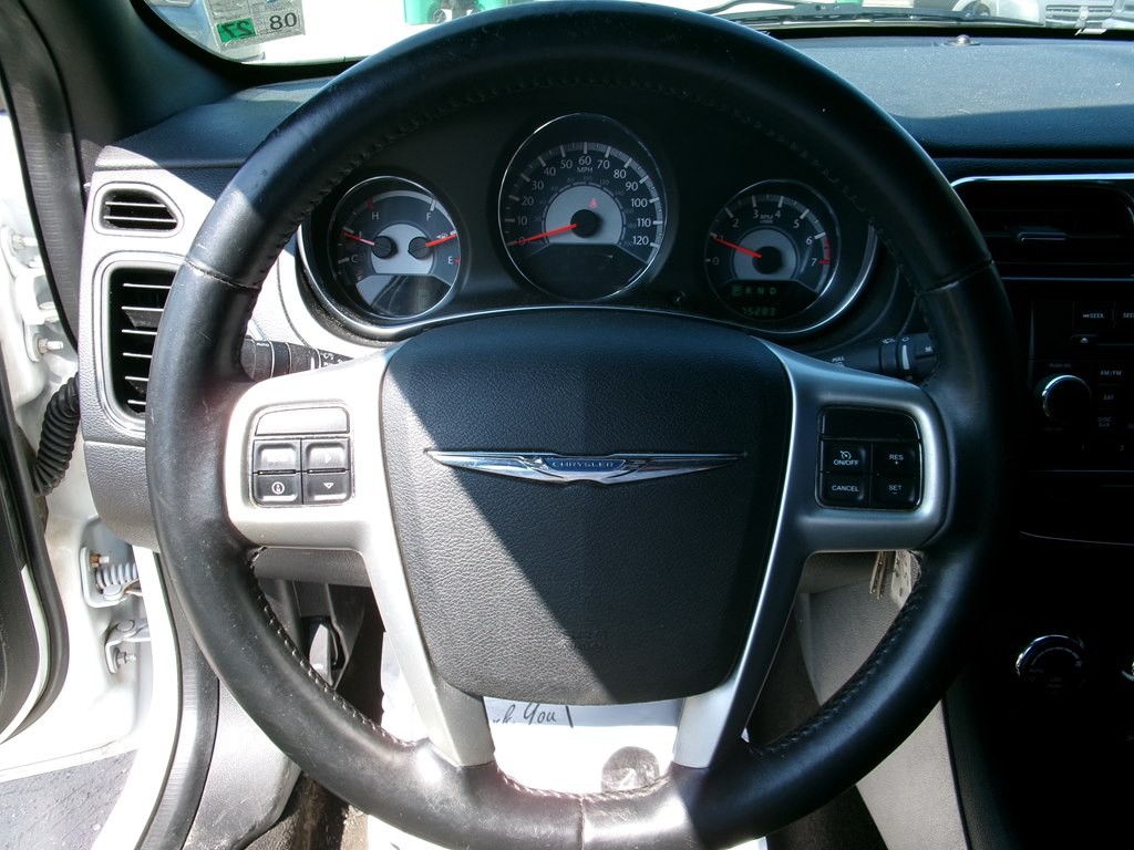 2013 Chrysler 200 Image 13