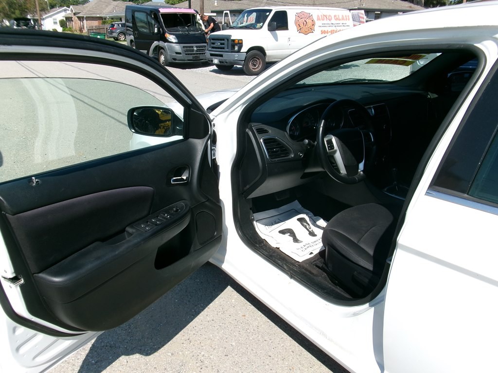 2013 Chrysler 200 Image 14
