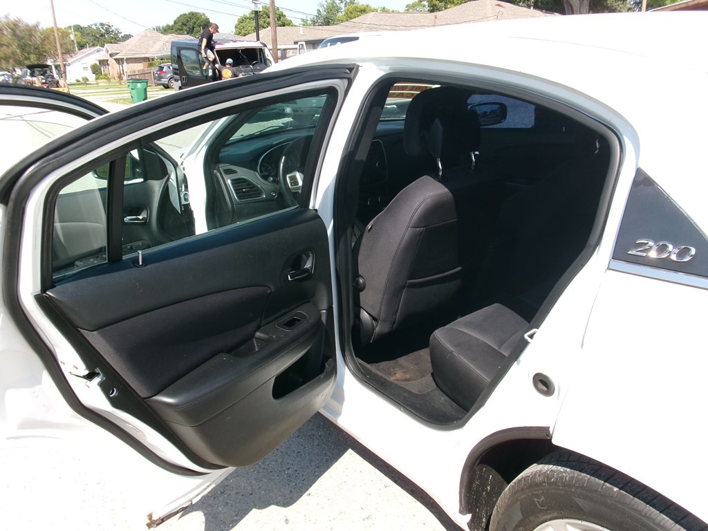 2013 Chrysler 200 Image 16