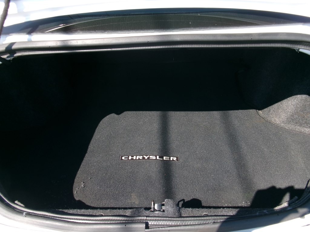 2013 Chrysler 200 Image 18
