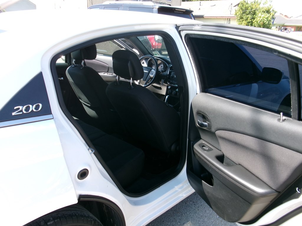 2013 Chrysler 200 Image 19