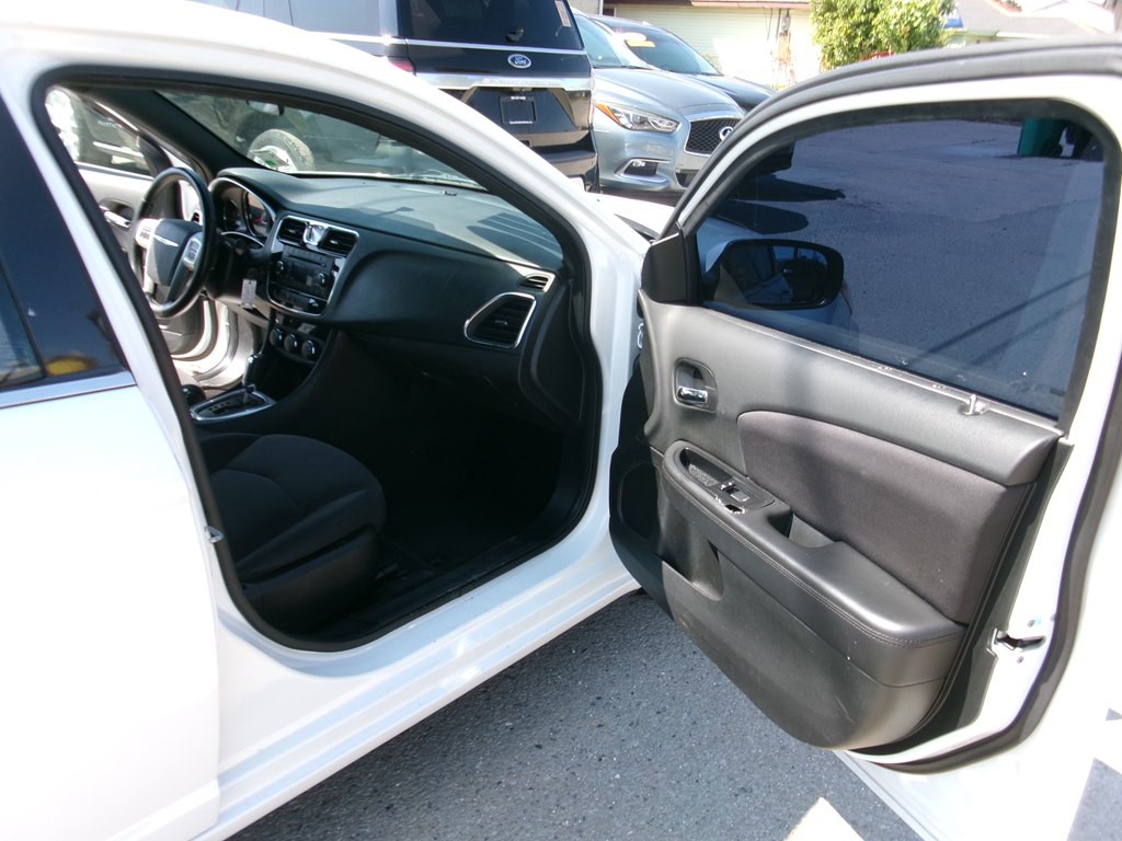 2013 Chrysler 200 Image 21