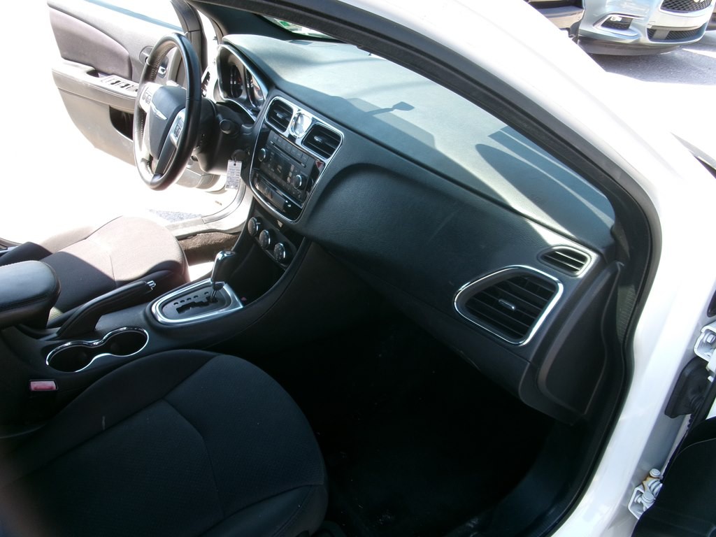 2013 Chrysler 200 Image 22