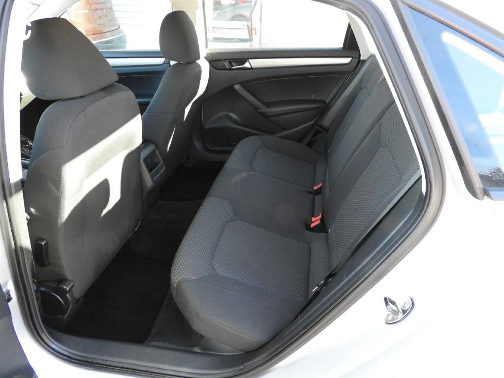 2012 Volkswagen Passat Image 7