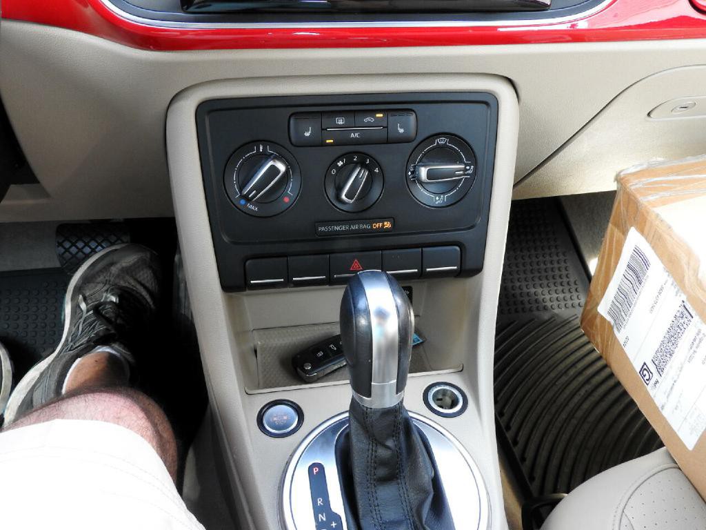 2015 Volkswagen Beetle Image 16