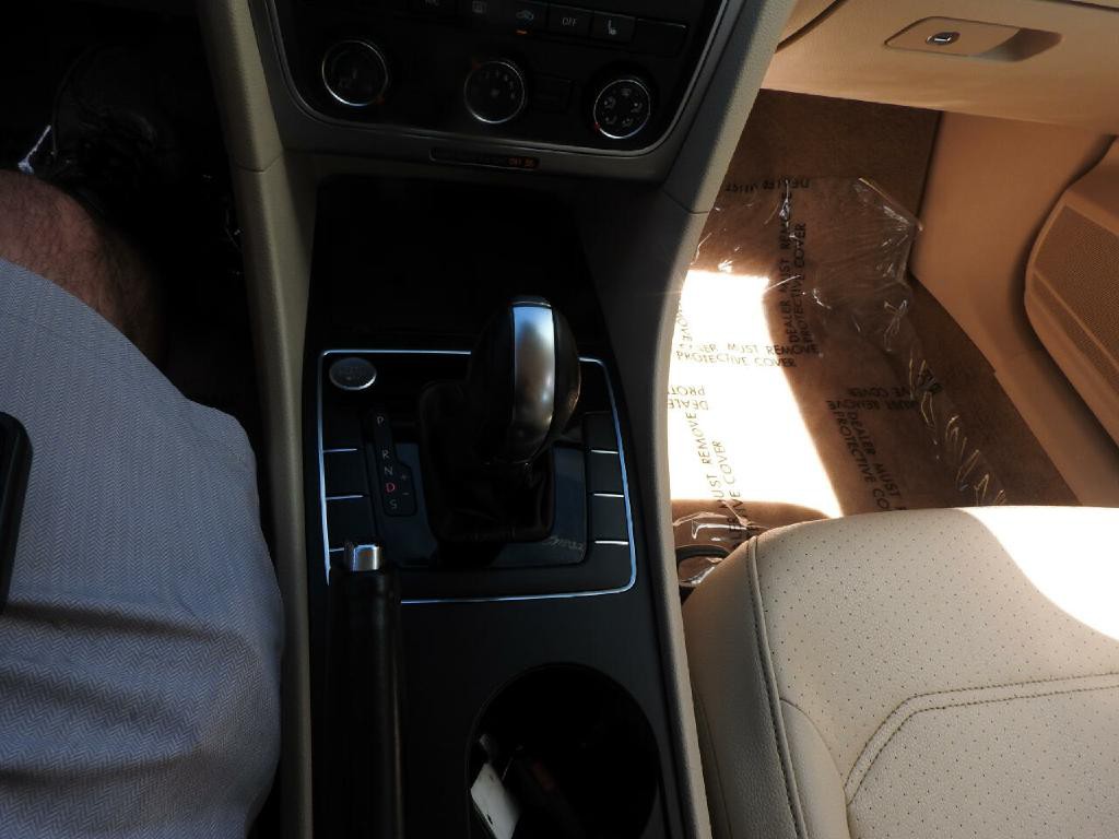 2015 Volkswagen Passat Image 10