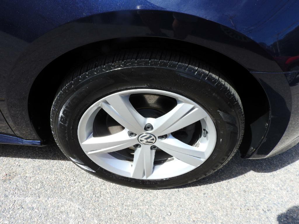 2015 Volkswagen Passat Image 16
