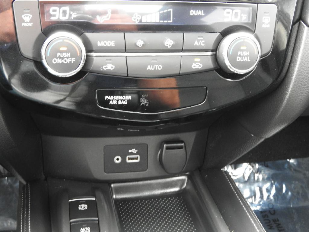 2018 Nissan Rogue Image 18