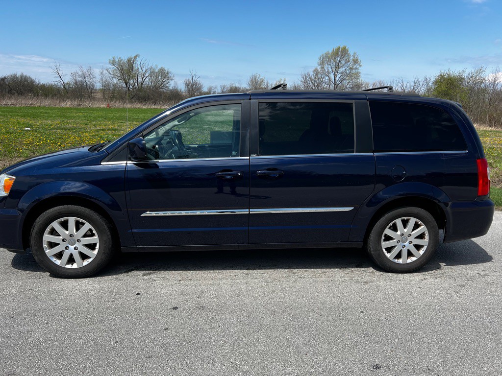 2014 Chrysler Town & Country Image 2