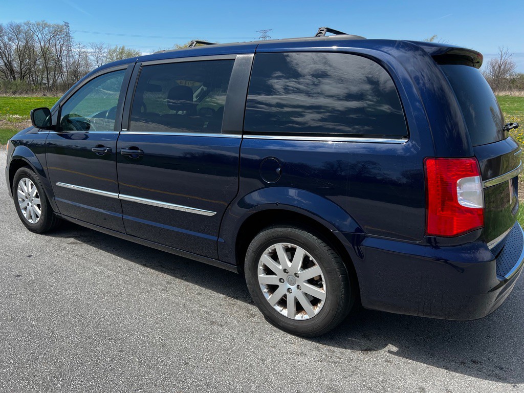 2014 Chrysler Town & Country Image 3