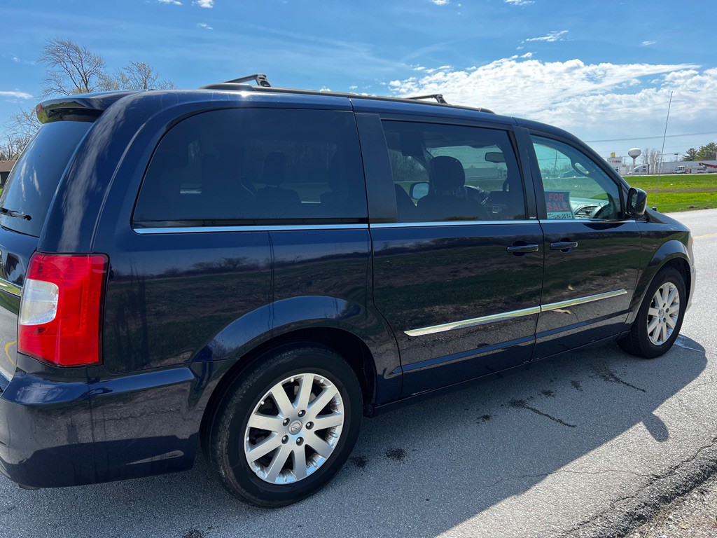 2014 Chrysler Town & Country Image 5