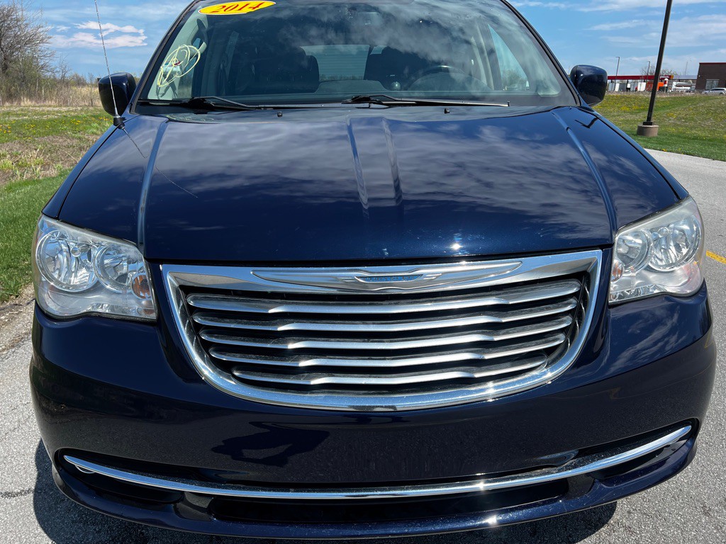 2014 Chrysler Town & Country Image 8