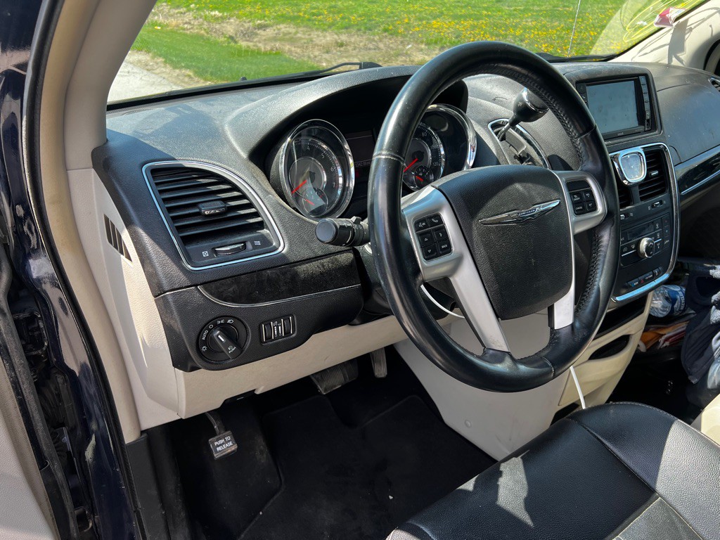 2014 Chrysler Town & Country Image 11