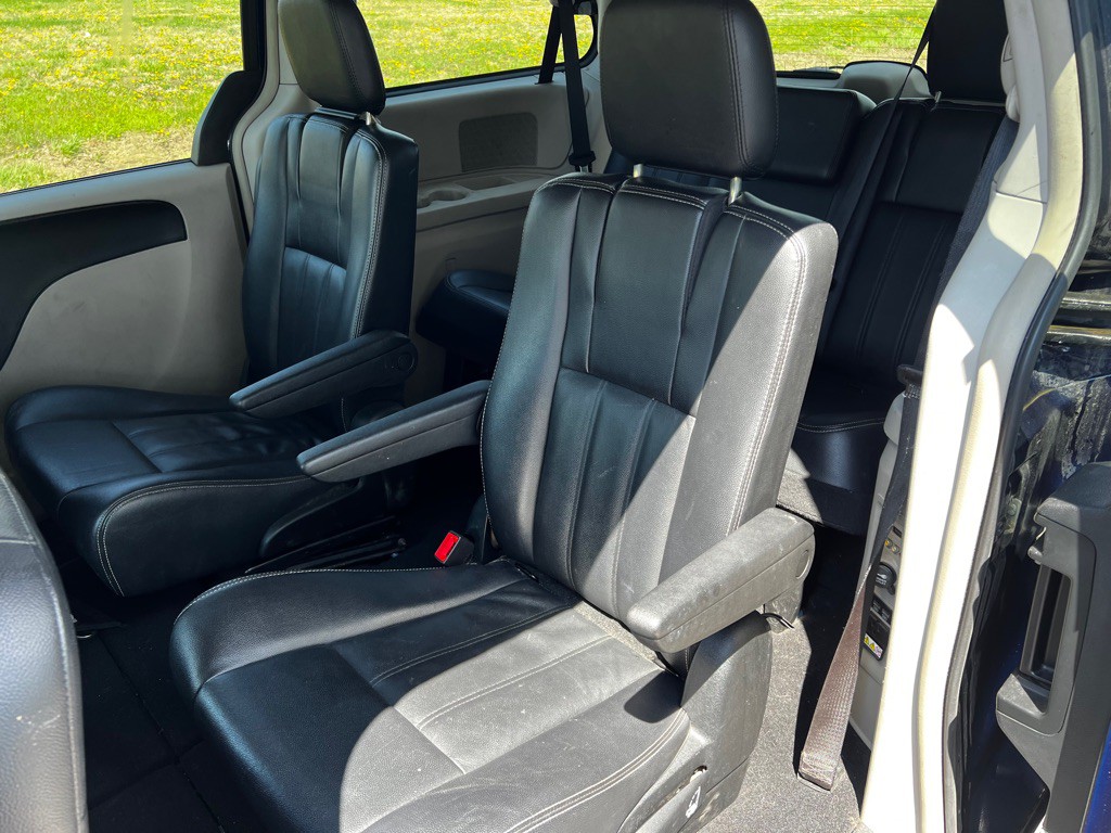 2014 Chrysler Town & Country Image 12