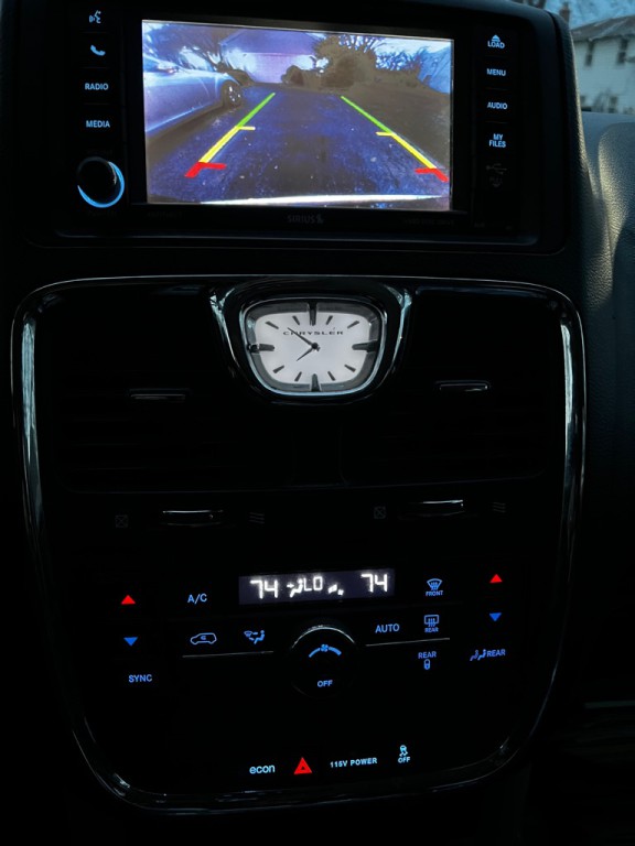 2014 Chrysler Town & Country Image 14