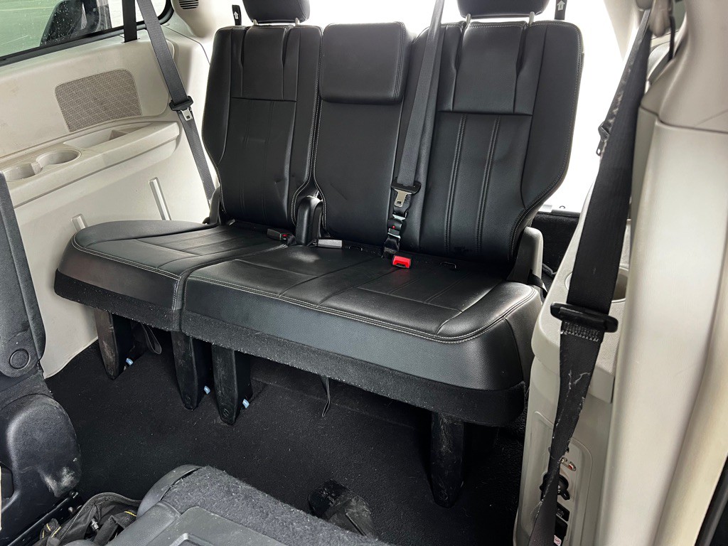 2014 Chrysler Town & Country Image 16