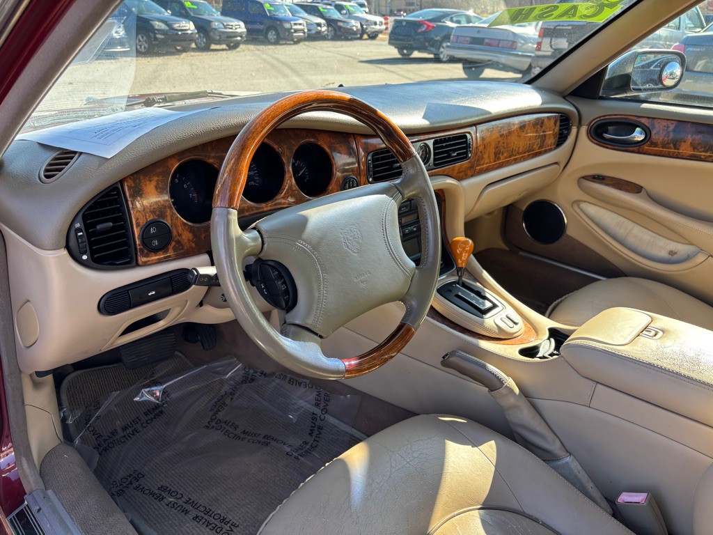 2000 Jaguar XJ Image 4