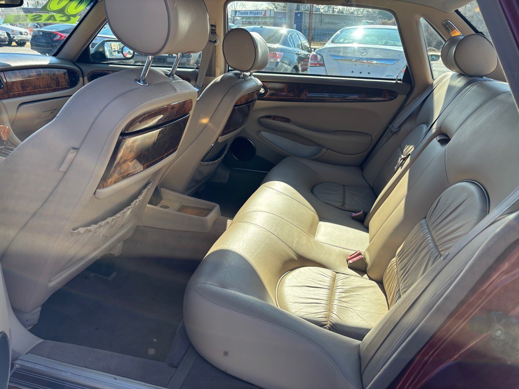 2000 Jaguar XJ Image 5