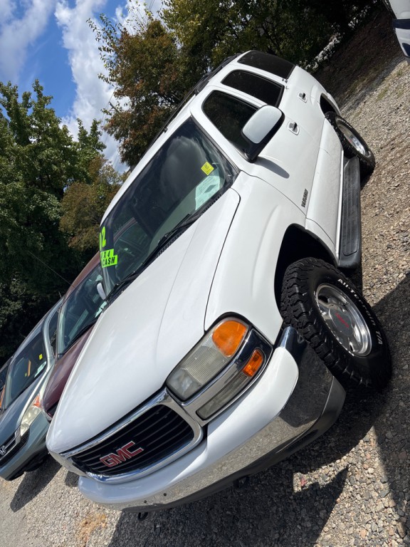 2002 GMC Yukon Image 2