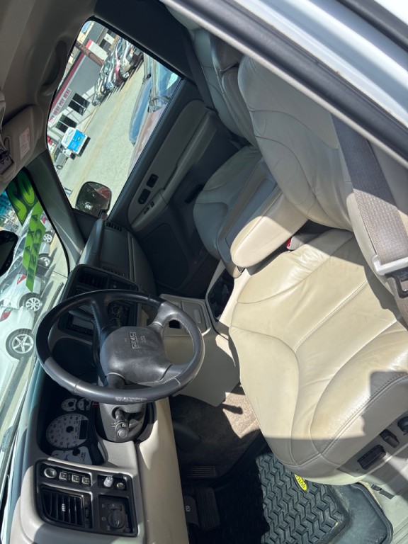 2002 GMC Yukon Image 3