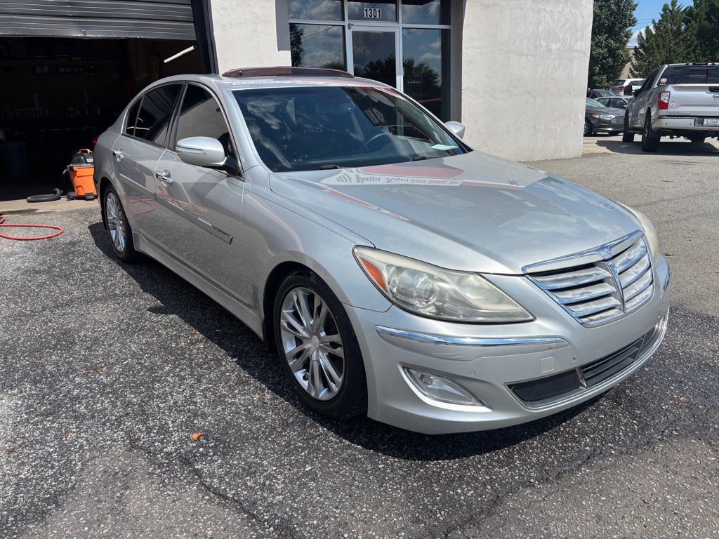 2013 Hyundai Genesis Image 2
