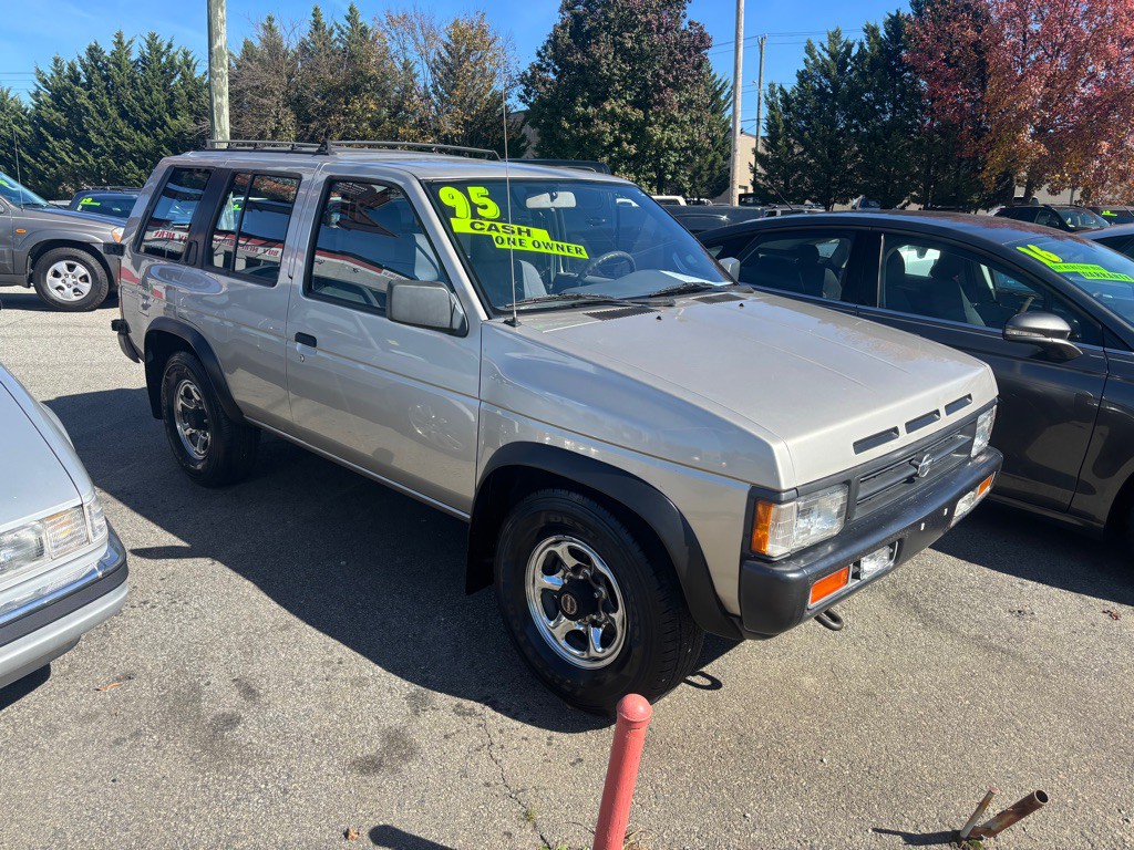 1995 Nissan Pathfinder Image 2