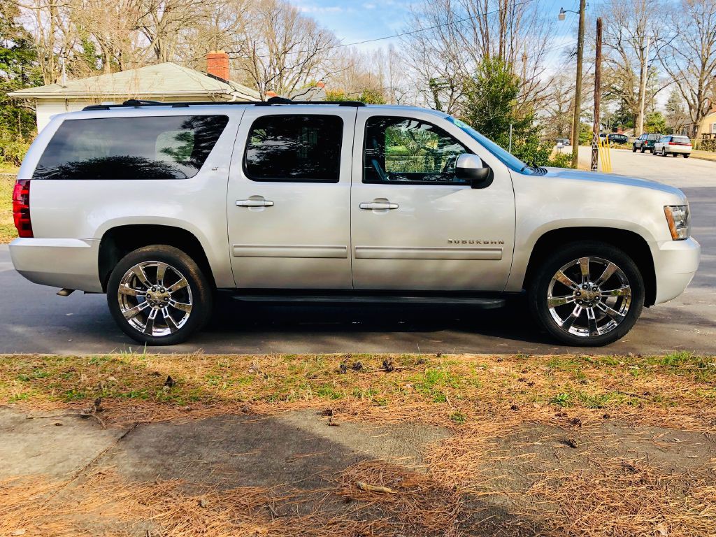 2014 Chevrolet Suburban Image 2